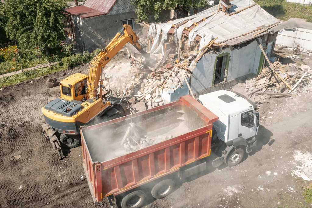 Вывоз мусора после сноса зданий с выездом в Омске в октябре