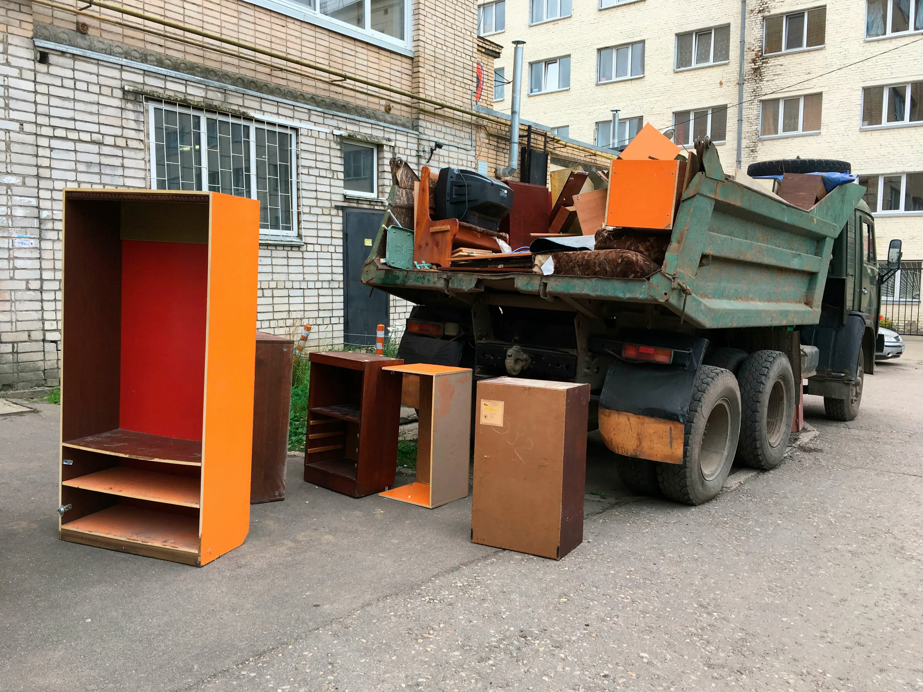 Утилизация старой мебели с вывозом и разбором в Омске в октябре