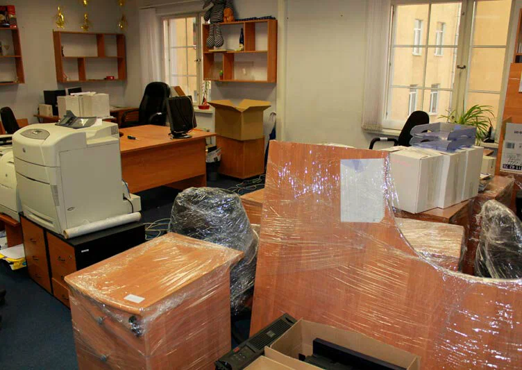 Вывоз старой офисной мебели в Омске в октябре
