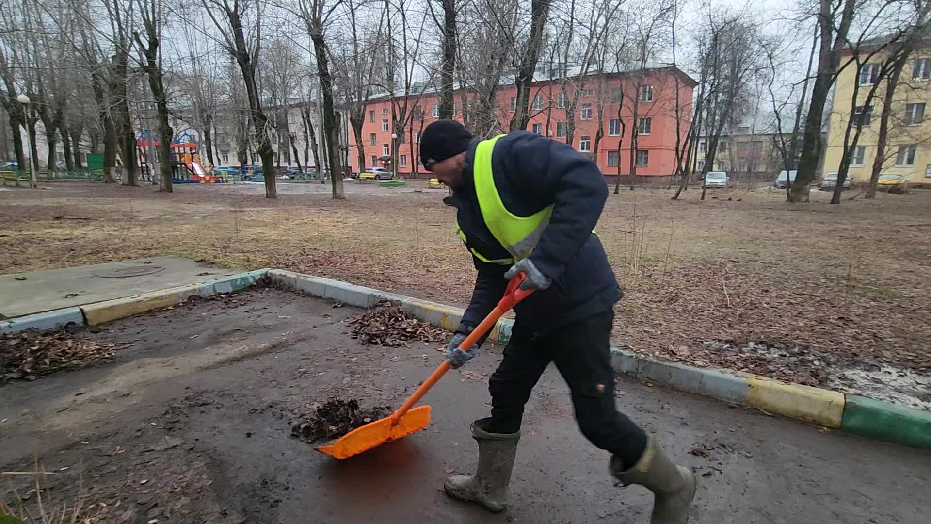 Уборка территорий в Омске в октябре