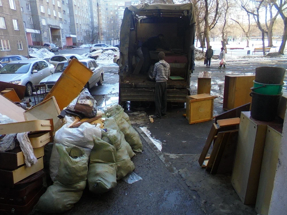 Вывоз мусора из подвала с утилизацией в Омске в октябре