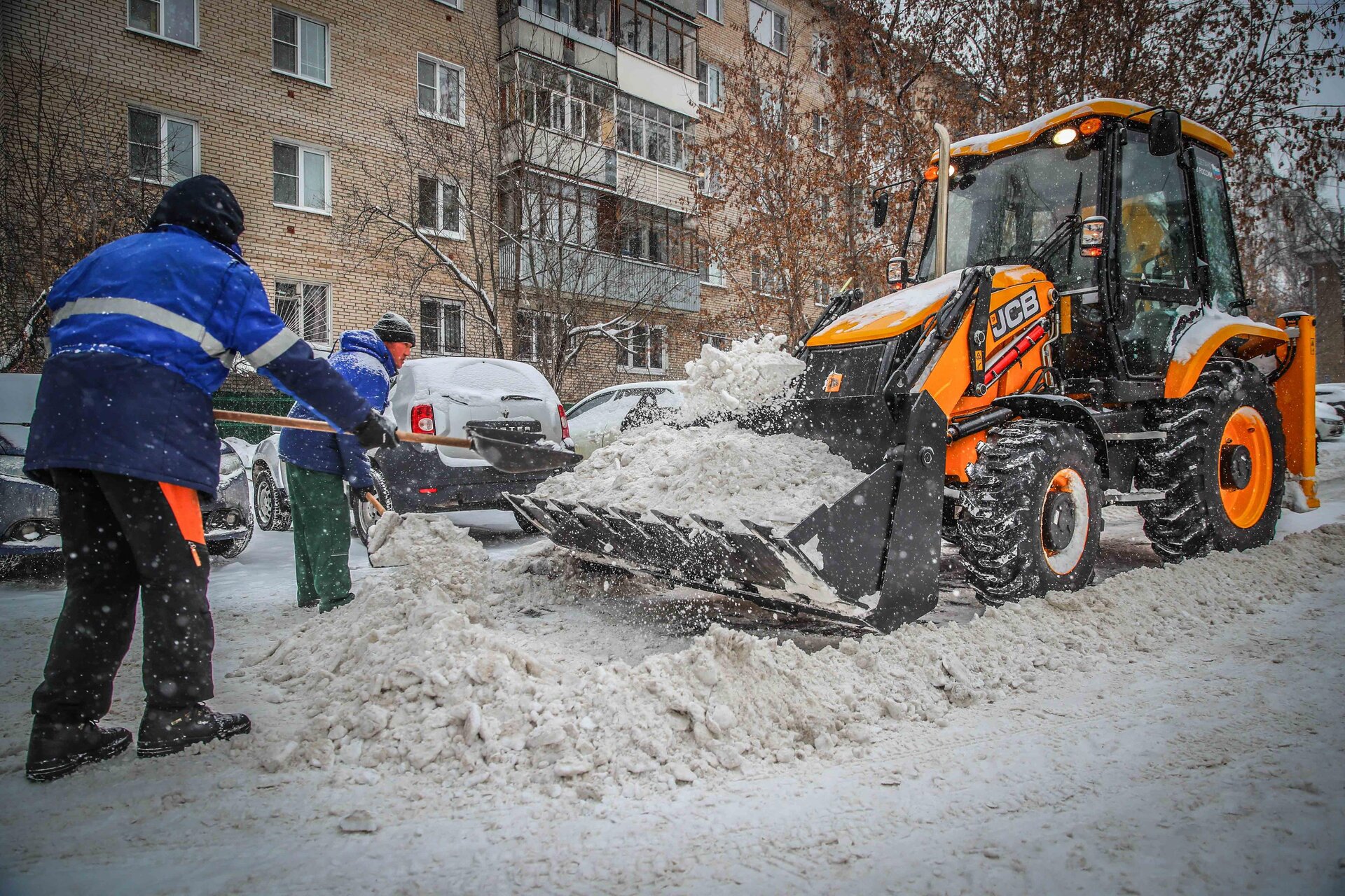 Очистка дворов от снега и наледи в Омске — уборка снега, трактор и ручная, цены от 518 руб. | ПроМусор