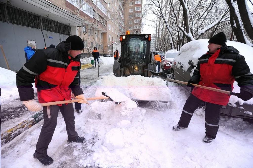 Очистка дворов от снега с гарантией результата в Омске в октябре