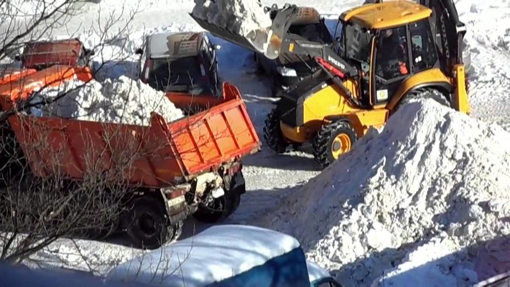 Вывоз снега с погрузкой в Омске для организаций и частных лиц в октябре