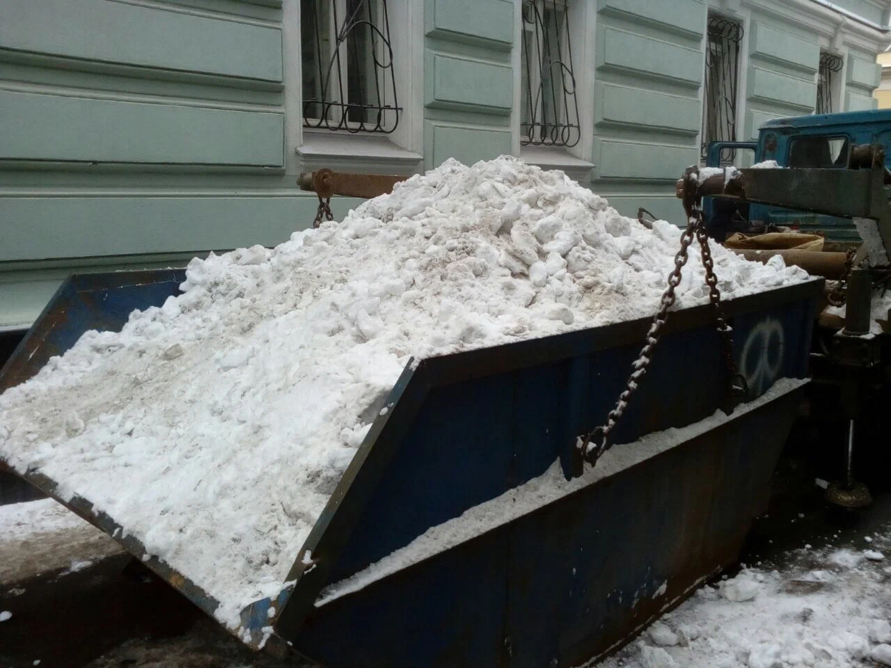 Вывоз снега контейнерами в Омске в октябре